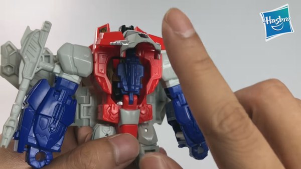 Power Of The Prime Starscream Voyager In Hand Look With Video And Screencaps 40 (40 of 50)